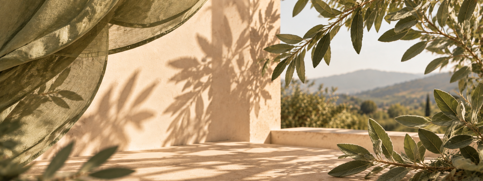 Terraza mediterránea con vegetación y luz cálida